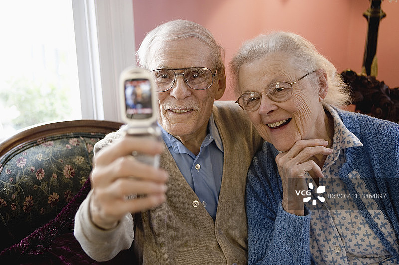 一对老年夫妇用手机拍照图片素材