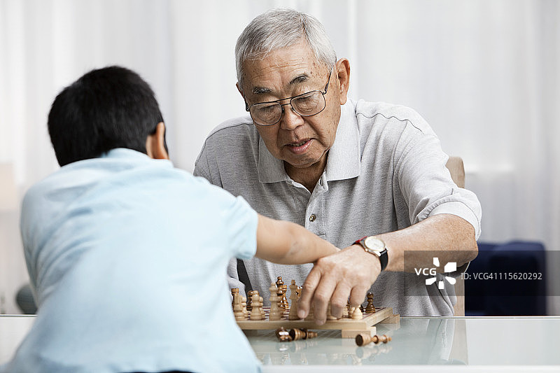 亚洲爷爷和孙子下棋图片素材