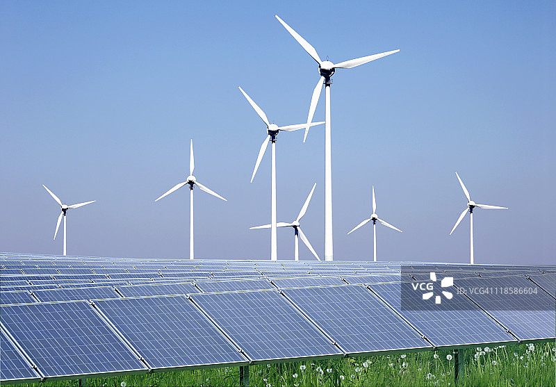 太阳能和风力发电站图片素材