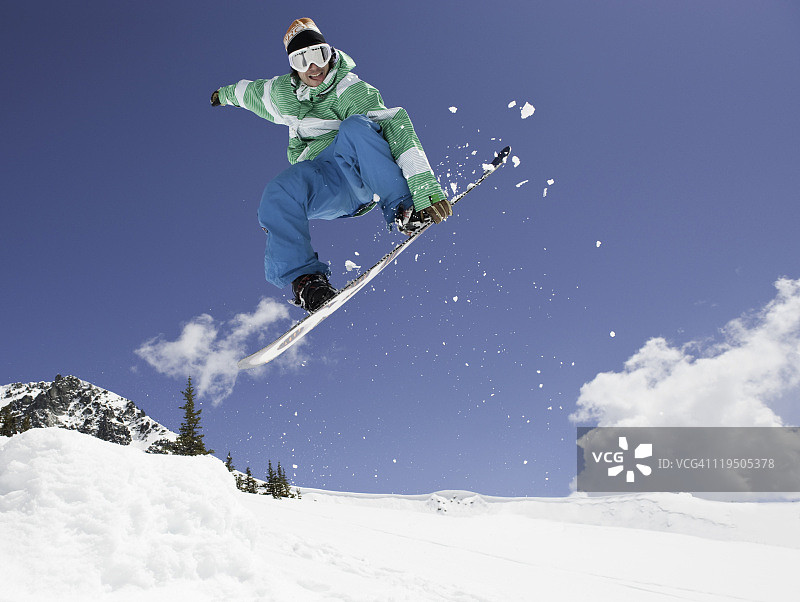 滑雪板在空中跳跃图片素材