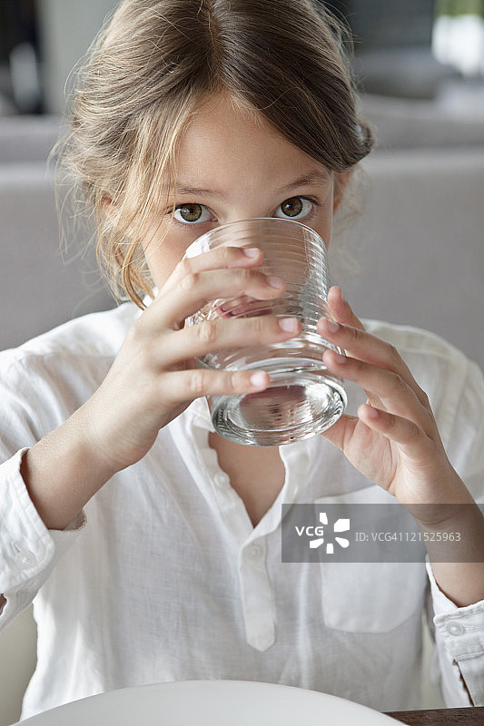 一个喝水的女孩的肖像图片素材