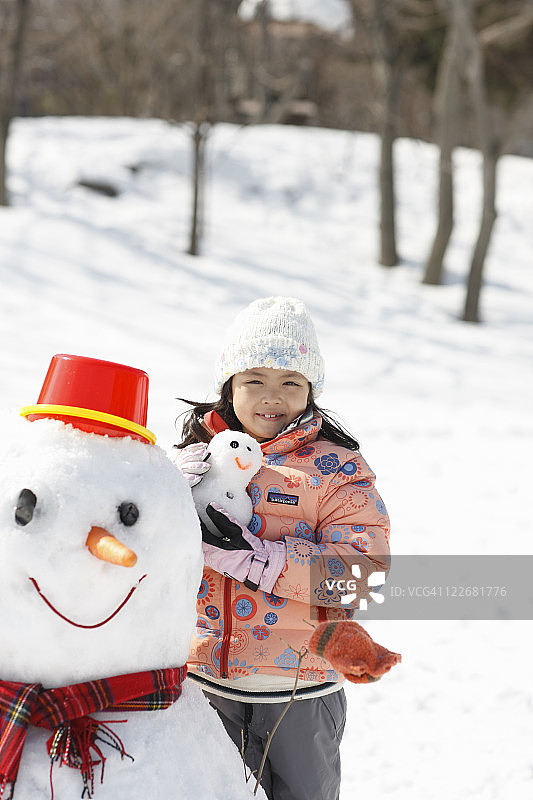 一个女孩和雪人图片素材