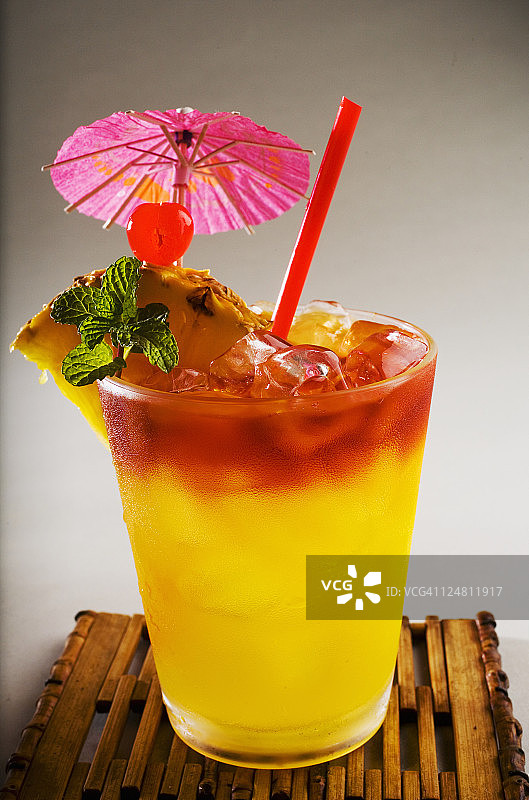 一杯配有菠萝和樱桃的迈泰鸡尾酒。图片素材