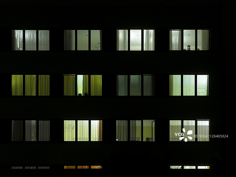 夜间照明建筑的低角度视图图片素材