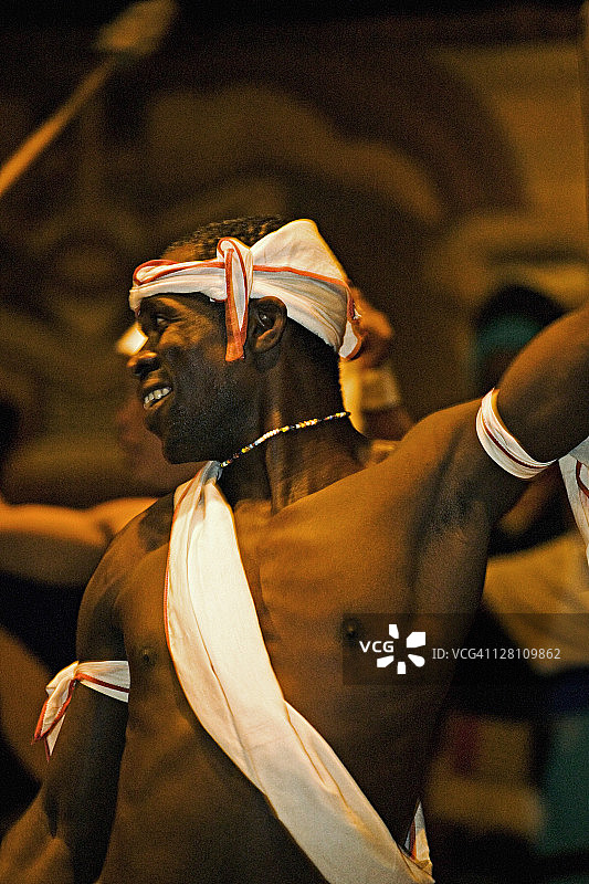 Lesedi文化村的传统非洲舞蹈。跳舞和唱歌是非洲土著居民生活方式的重要组成部分。南非约翰内斯堡附近图片素材