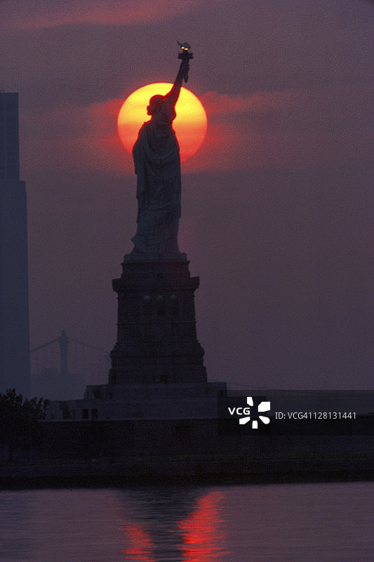 自由女神像，日落，纽约图片素材
