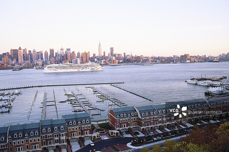 新泽西，哈德逊河，游船，码头和西纽约图片素材