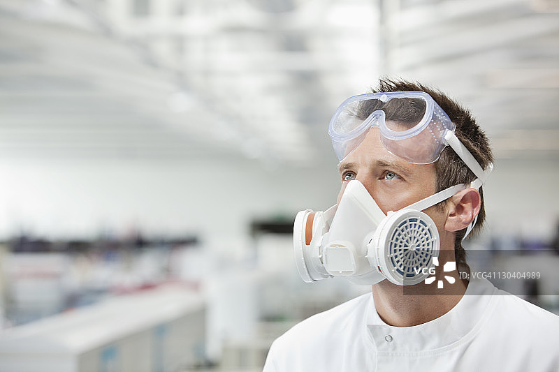 科学家戴着防毒面具在实验室里图片素材