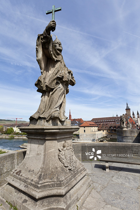 欧洲巴伐利亚州维尔茨堡的埃尔特Mainbruecke主河桥，内波慕克的圣约翰雕像图片素材