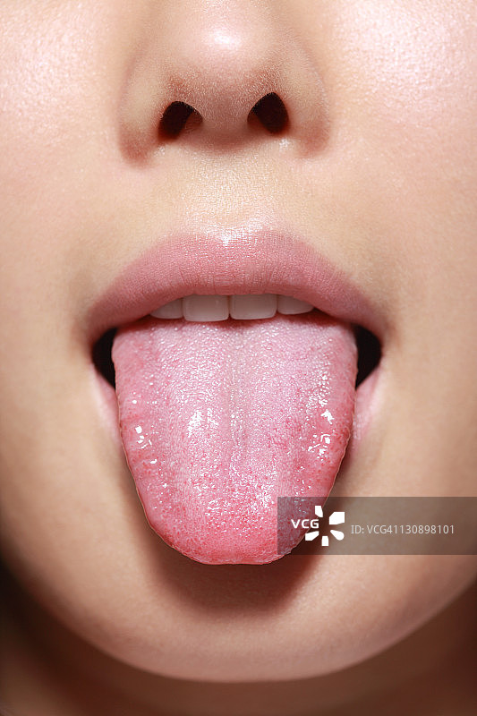 年轻女子的舌头，特写图片素材