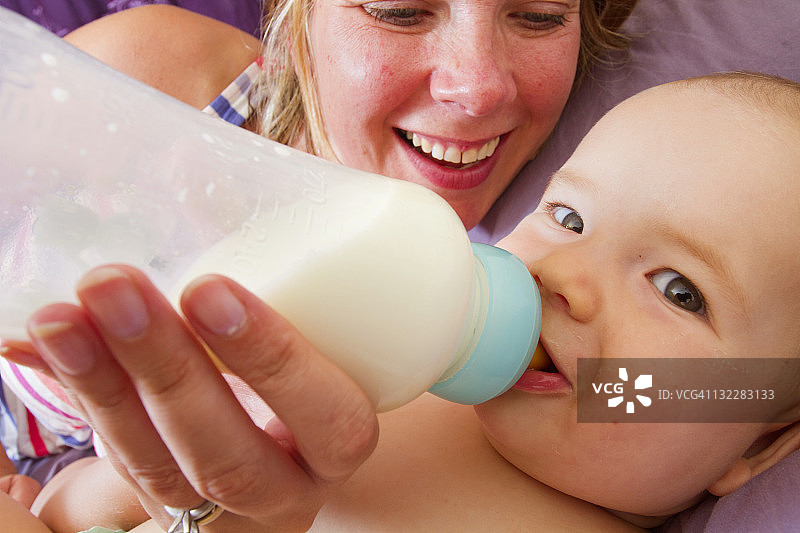 婴儿用奶瓶喝水图片素材