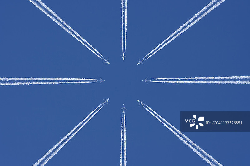 飞机在蓝天与蒸汽的踪迹，空中交通图片素材