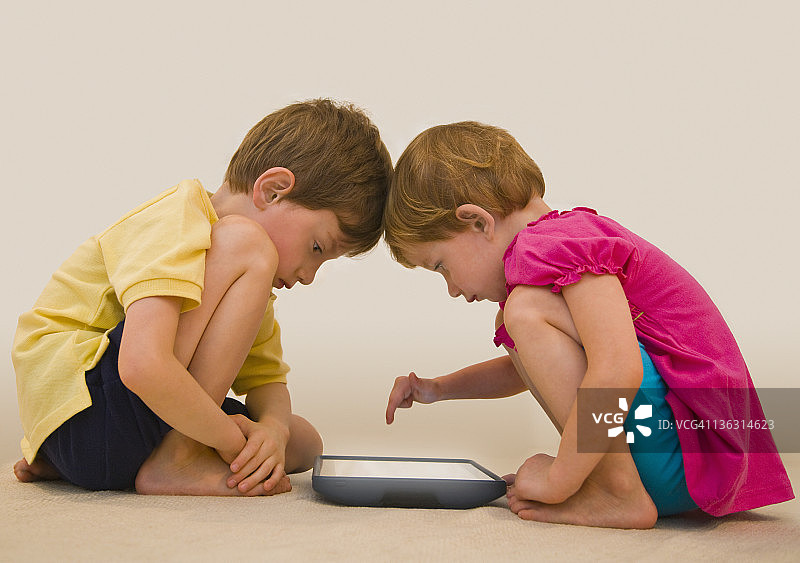 男孩和女孩和数字平板电脑图片素材
