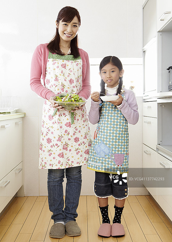 母亲和女儿在厨房图片素材
