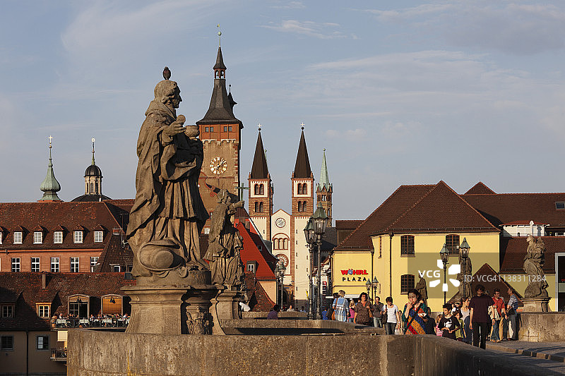 德国，巴伐利亚，弗兰科尼亚，维尔茨堡，市政厅和圣基利安大教堂图片素材