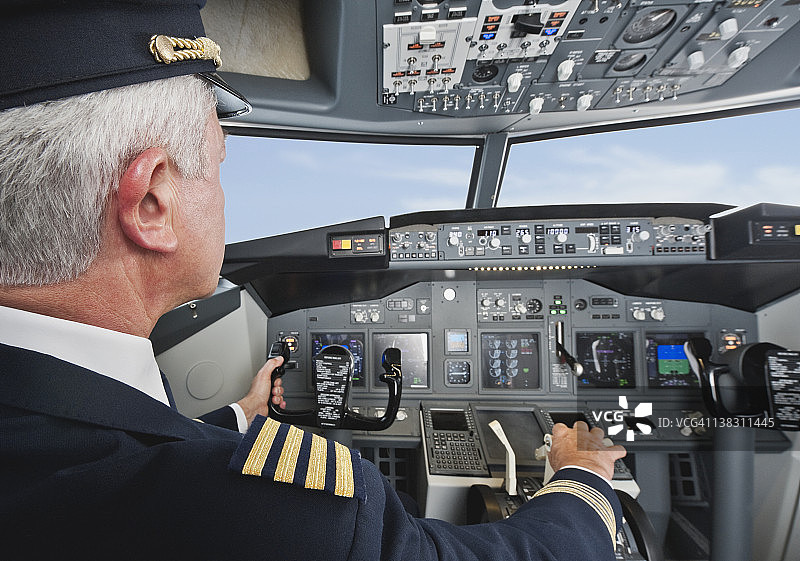 德国，巴伐利亚，慕尼黑，高级飞行机长从飞机驾驶舱驾驶飞机图片素材