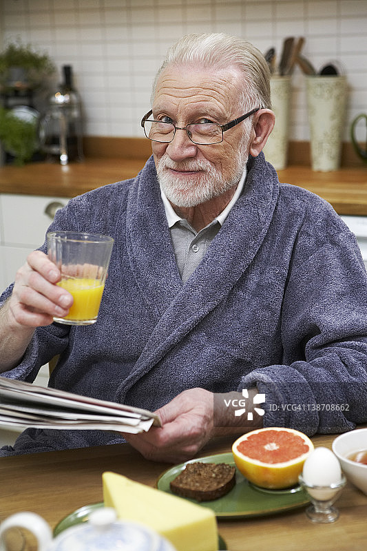 一位老人在吃早餐，瑞典。图片素材