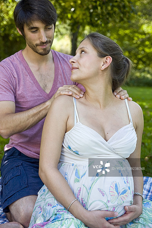 男人按摩孕妇的肩膀图片素材