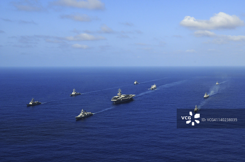 罗纳德·里根航母战斗群的舰只正穿越太平洋。图片素材
