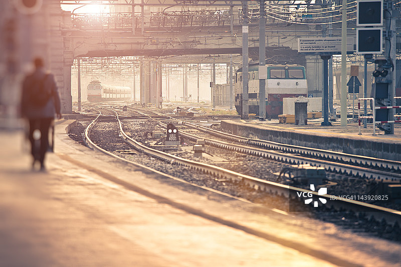 火车在早晨接近车站图片素材