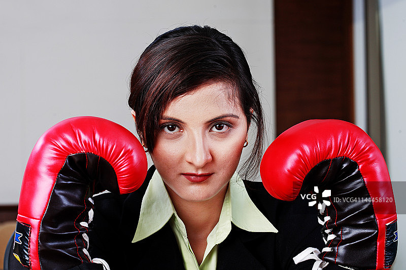 女商人戴拳击手套，肖像图片素材