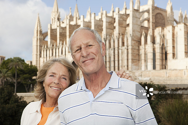 西班牙，马略卡岛，帕尔马，老夫妇微笑着大教堂圣玛丽亚，肖像图片素材