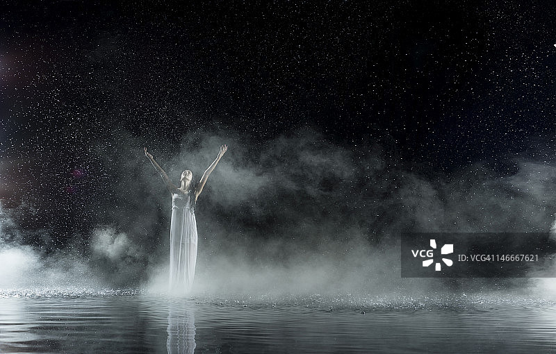 28、女在白水里，雨夜图片素材
