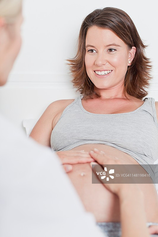 医生检查孕妇的腹部图片素材