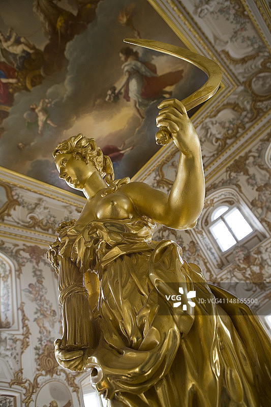 彼得霍夫大皇宫的雕塑。图片素材