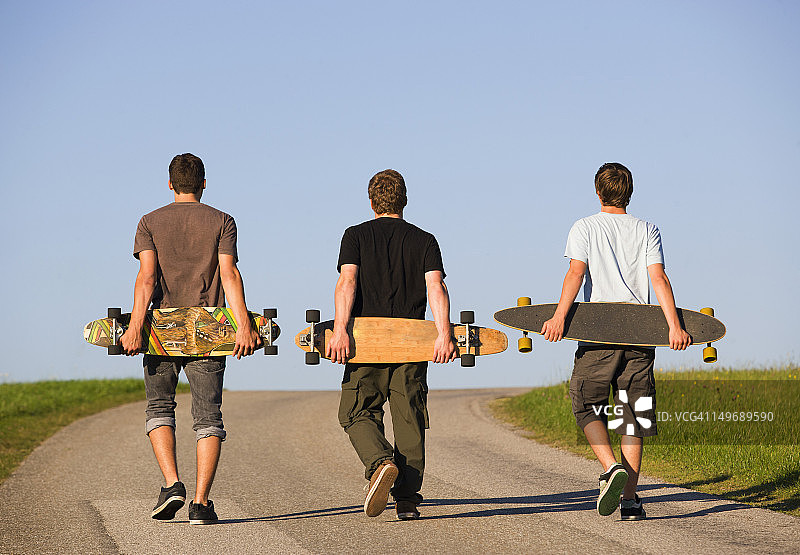 奥地利，年轻人在路上玩滑板图片素材