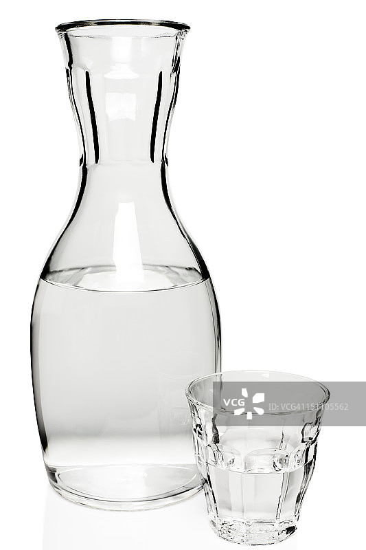 用玻璃杯盛水的玻璃瓶图片素材