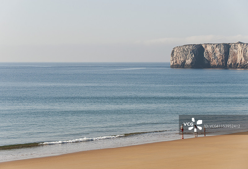葡萄牙，一家人在海滩上图片素材