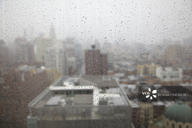 美国，纽约州，纽约市，窗户上的雨滴俯瞰城市的天际线图片素材