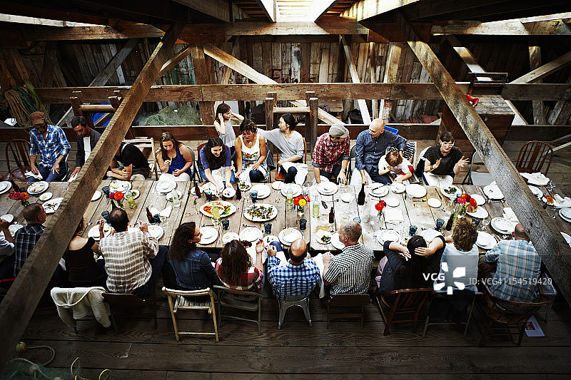 一群朋友和家人用餐俯瞰图片素材