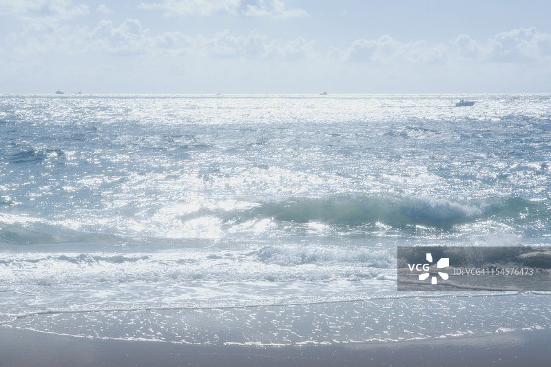 海浪冲击着劳德代尔堡的海滩图片素材