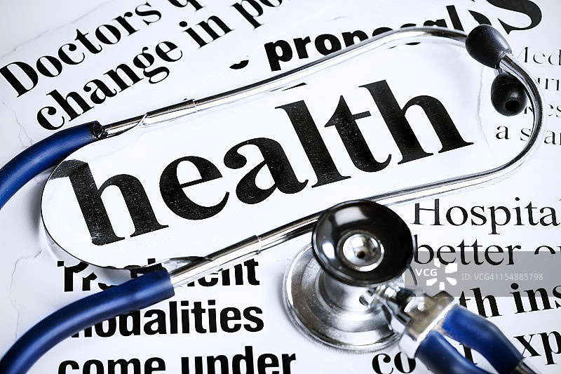 听诊器依赖于报纸上关于健康问题的标题图片素材