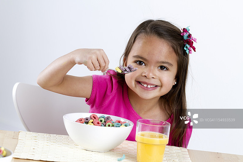 吃早餐麦片的小女孩图片素材