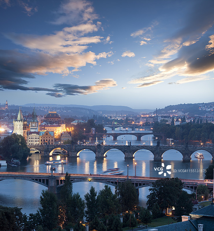 捷克共和国布拉格查理大桥的黎明图片素材