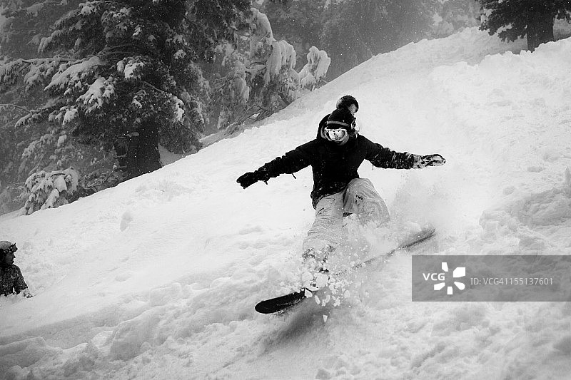 喜马拉雅山滑雪板上的女子图片素材