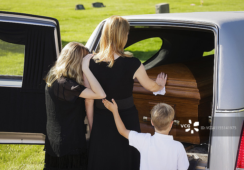 葬礼上悲伤的家人图片素材