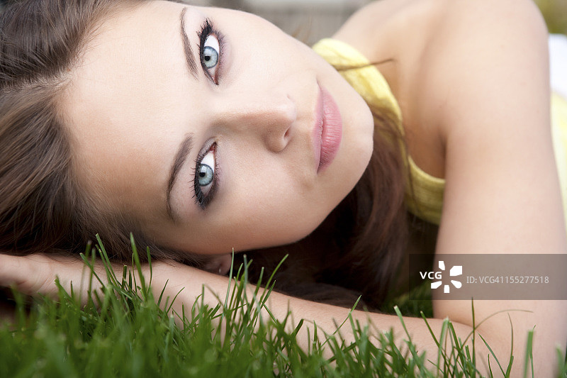 年轻的雌性在草地上休息图片素材