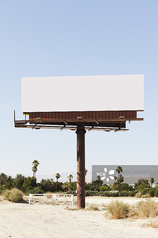 沙漠中的空白广告牌图片素材