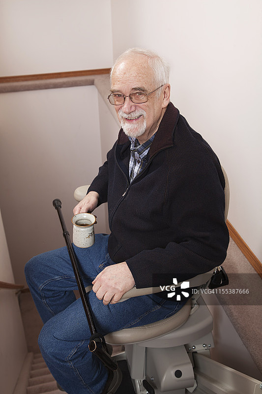 老年人在家中使用楼梯电梯:辅助生活图片素材