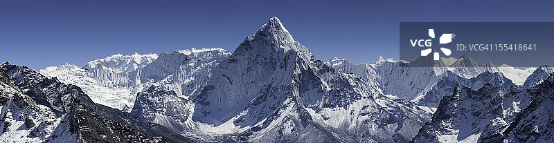 阿玛达布拉姆6812米的标志性喜马拉雅山峰图片素材