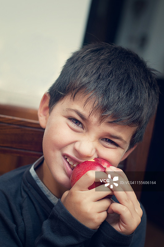 男孩吃苹果图片素材