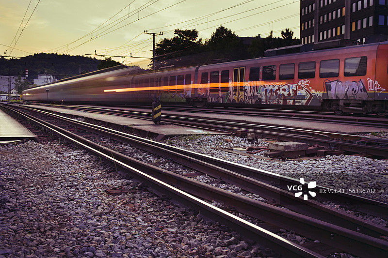 夕阳下飞驰的火车图片素材