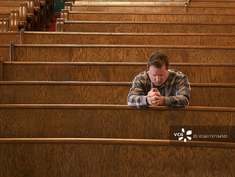男人在教堂祈祷图片素材