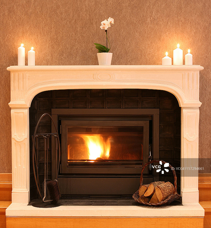 壁炉与燃烧的柴火在舒适的客厅图片素材