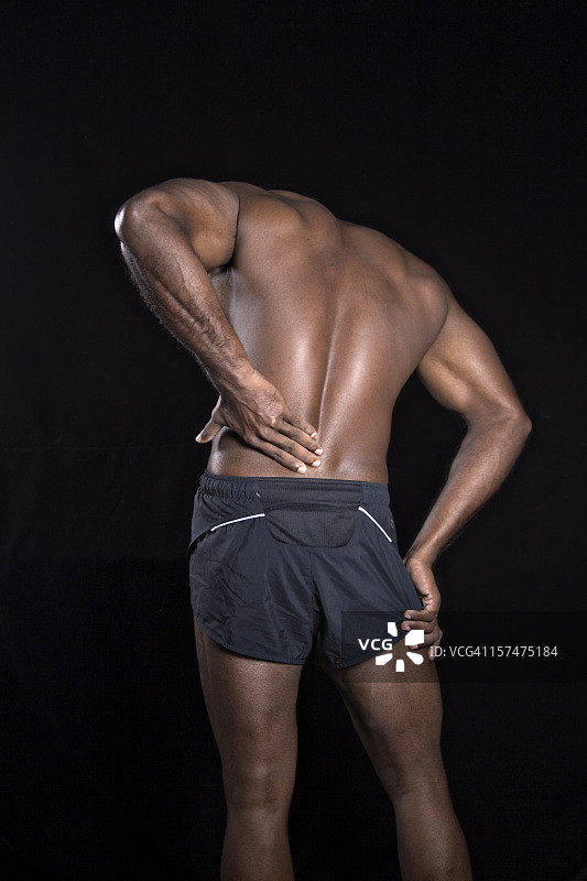 背部疼痛的运动员图片素材