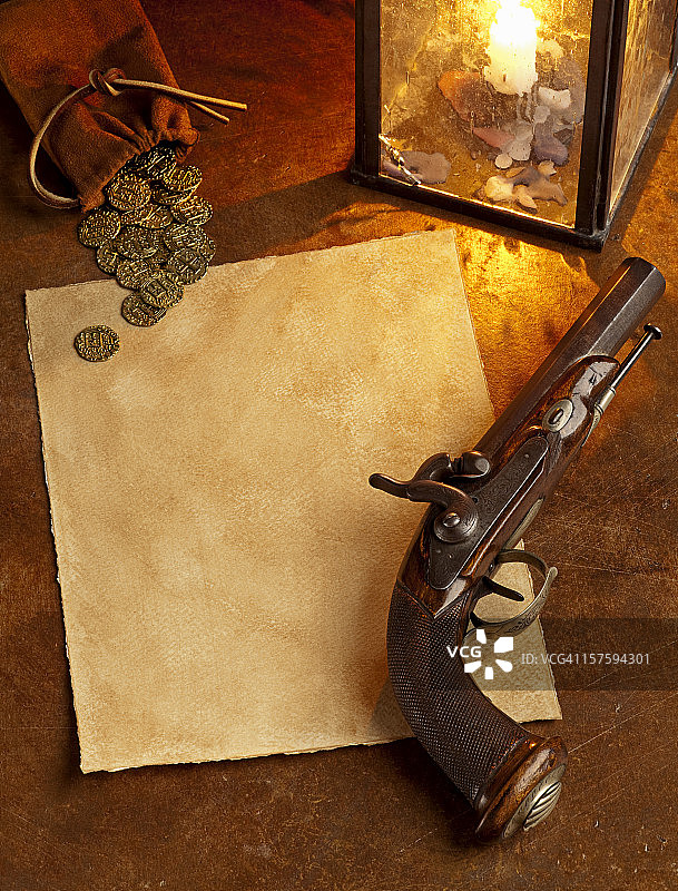 空白纸与古董手枪和金币。垂直的。图片素材
